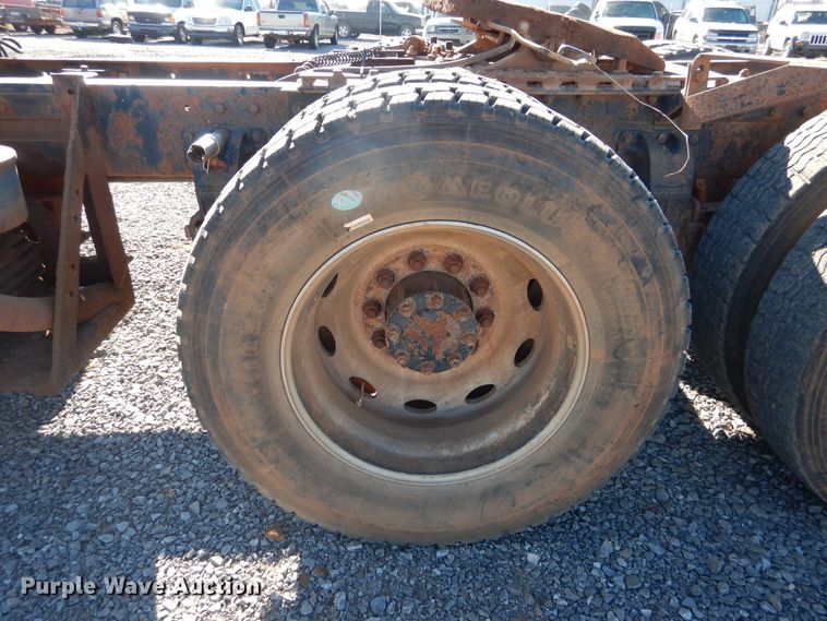 image for item HI9010 2000 Peterbilt 379  semi truck