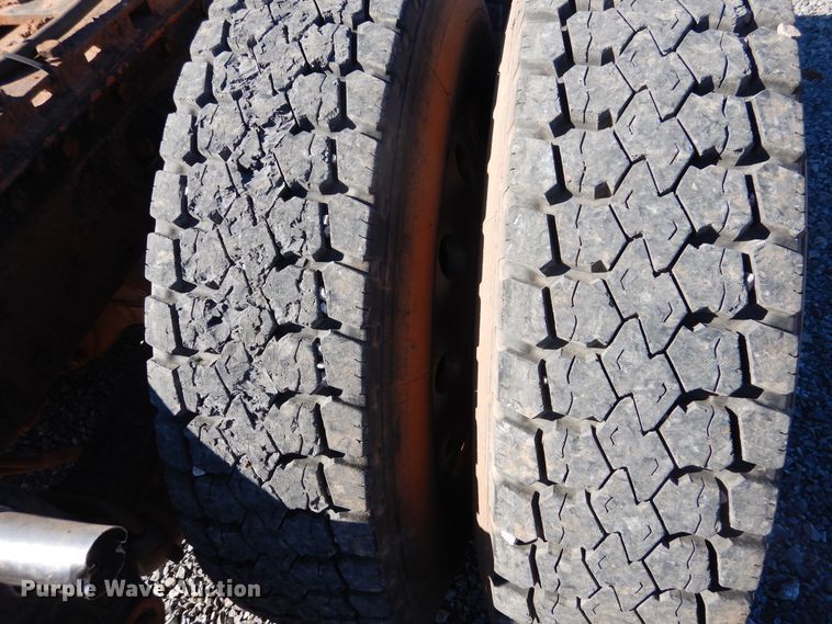 image for item HI9010 2000 Peterbilt 379  semi truck