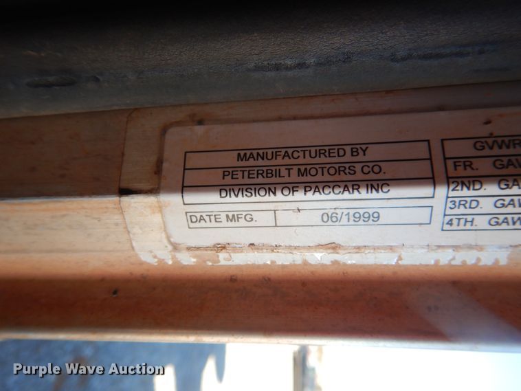 image for item HI9010 2000 Peterbilt 379  semi truck