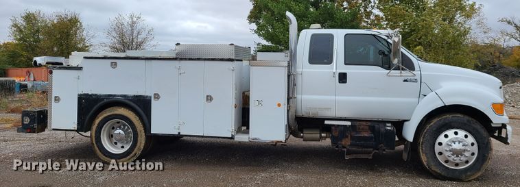 image for item HM9302 2000 Ford F650 Super Duty  utility truck