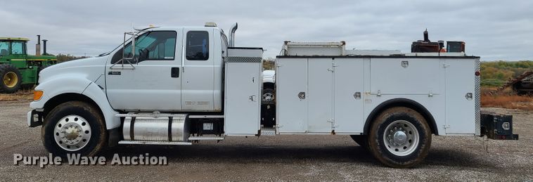 image for item HM9302 2000 Ford F650 Super Duty  utility truck