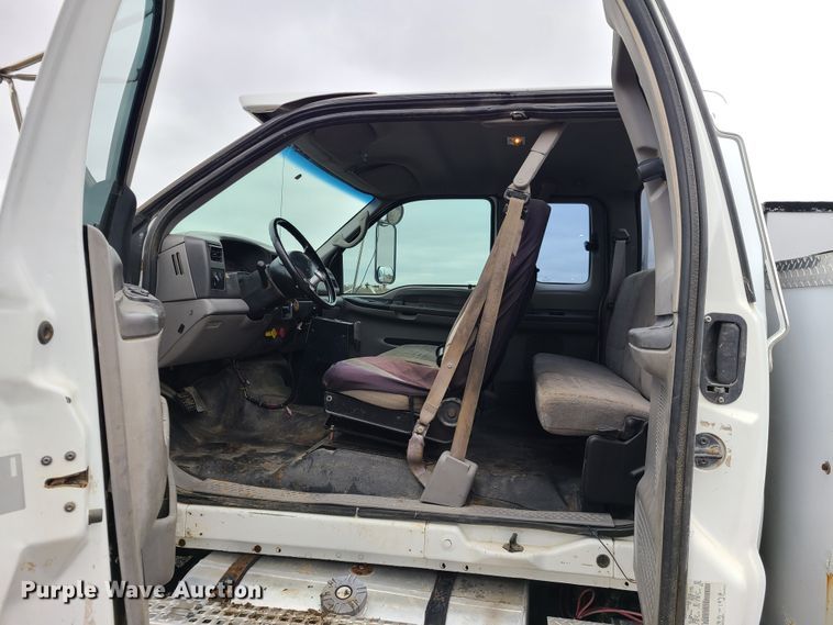 image for item HM9302 2000 Ford F650 Super Duty  utility truck