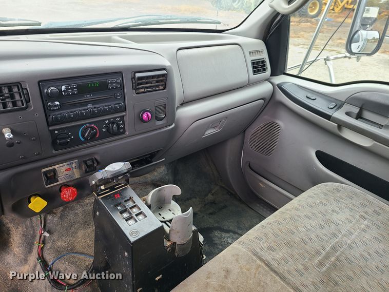 image for item HM9302 2000 Ford F650 Super Duty  utility truck