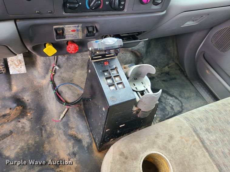 image for item HM9302 2000 Ford F650 Super Duty  utility truck