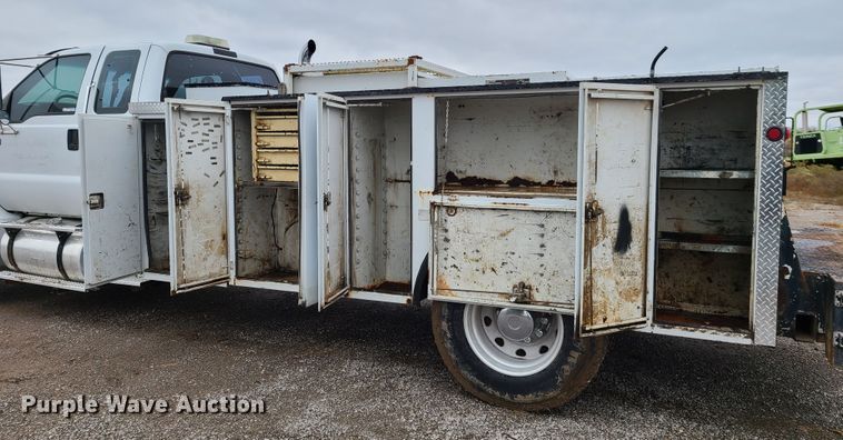 image for item HM9302 2000 Ford F650 Super Duty  utility truck