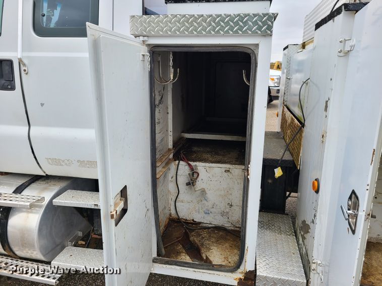 image for item HM9302 2000 Ford F650 Super Duty  utility truck