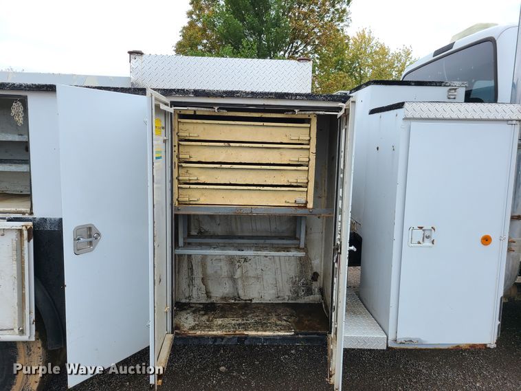 image for item HM9302 2000 Ford F650 Super Duty  utility truck