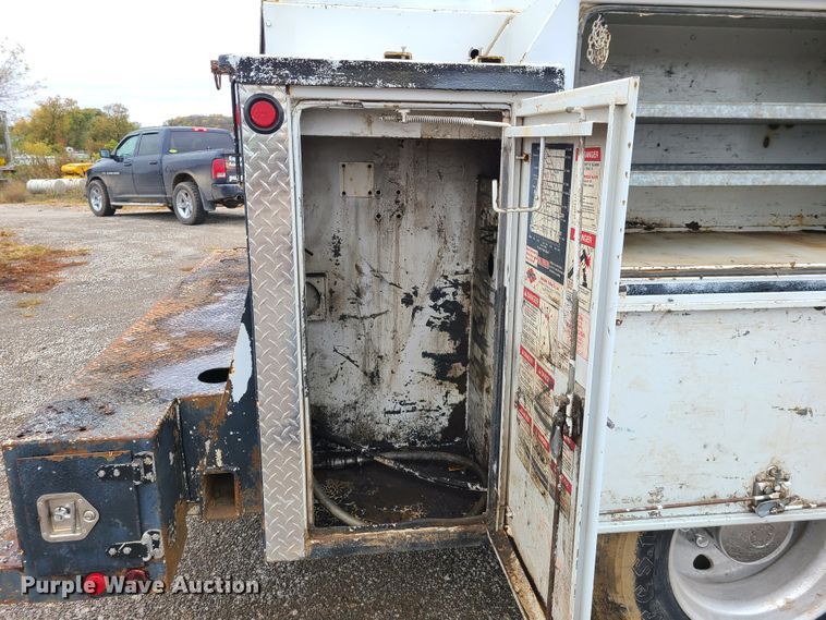 image for item HM9302 2000 Ford F650 Super Duty  utility truck