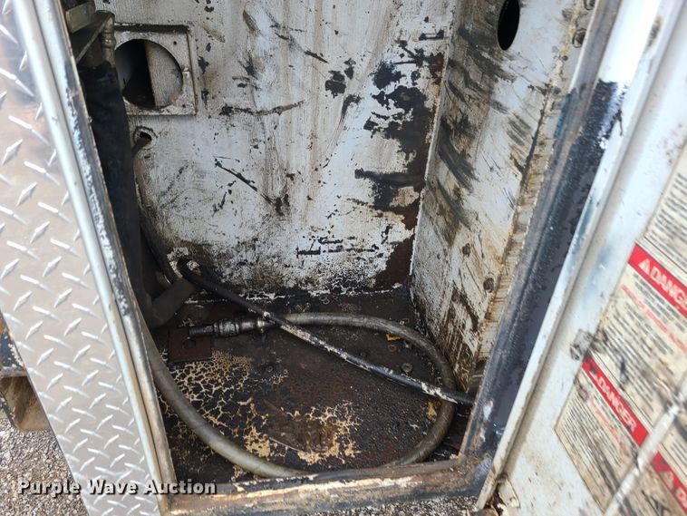 image for item HM9302 2000 Ford F650 Super Duty  utility truck