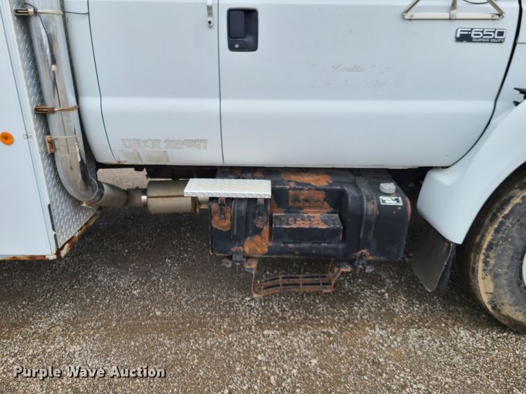 image for item HM9302 2000 Ford F650 Super Duty  utility truck