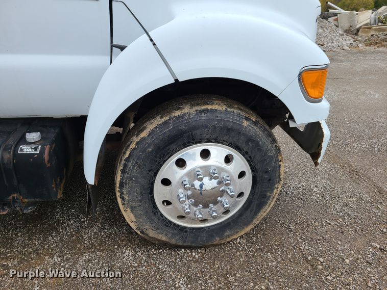 image for item HM9302 2000 Ford F650 Super Duty  utility truck