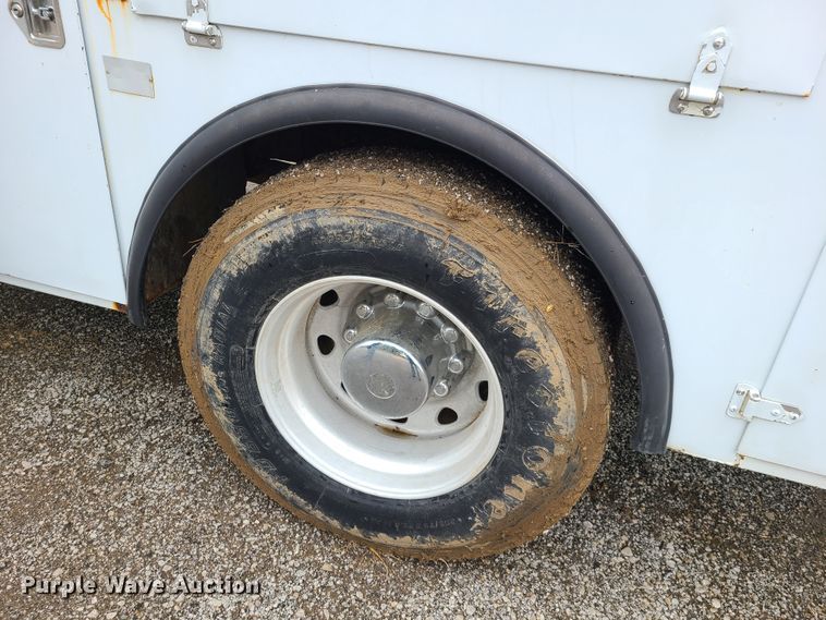 image for item HM9302 2000 Ford F650 Super Duty  utility truck