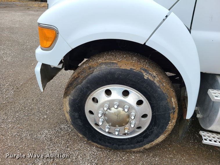 image for item HM9302 2000 Ford F650 Super Duty  utility truck