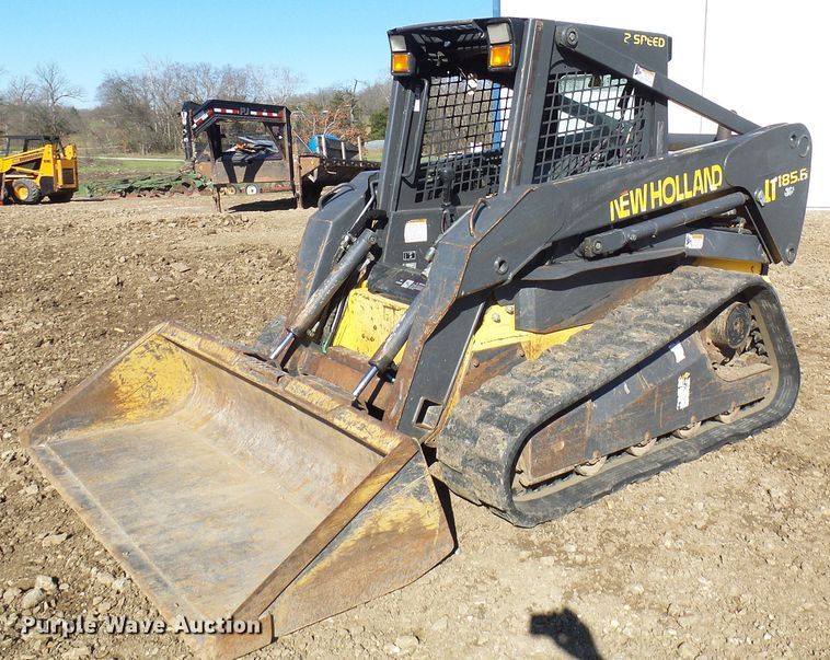image for item DC2887 2005 New Holland LT185B  tracked skid steer loader