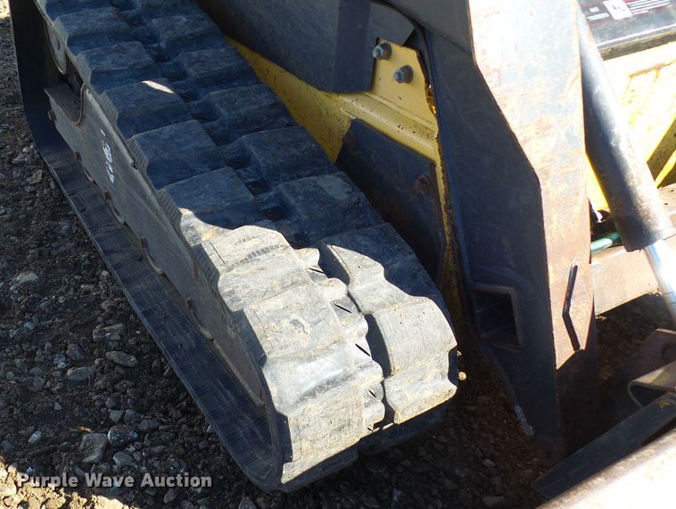 image for item DC2887 2005 New Holland LT185B  tracked skid steer loader