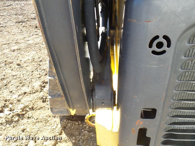 image for item DC2887 2005 New Holland LT185B  tracked skid steer loader