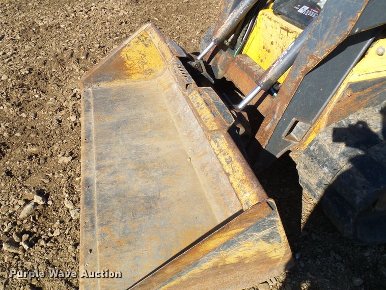 image for item DC2887 2005 New Holland LT185B  tracked skid steer loader