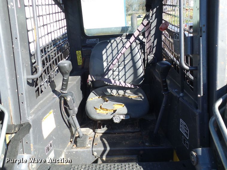 image for item DC2887 2005 New Holland LT185B  tracked skid steer loader