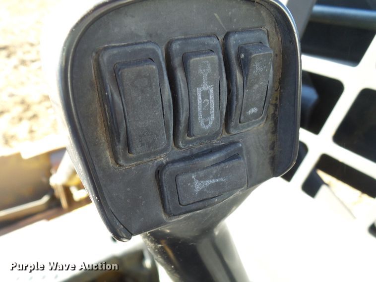 image for item DC2887 2005 New Holland LT185B  tracked skid steer loader