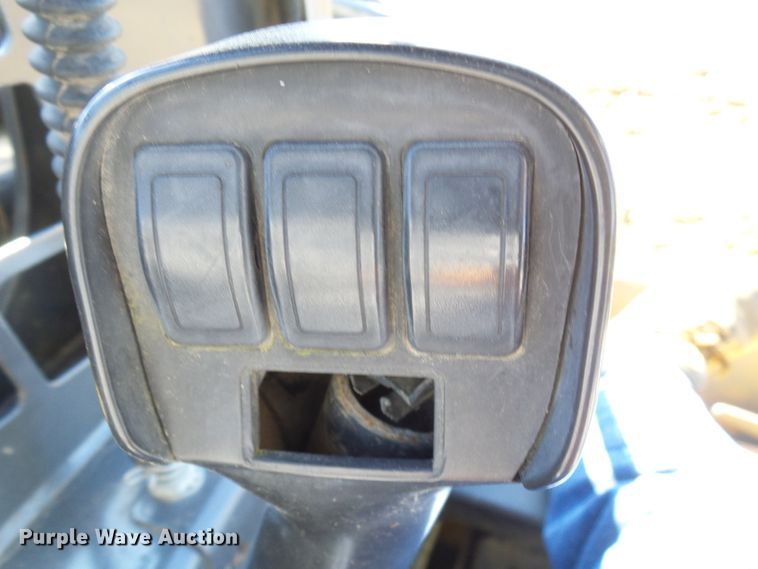 image for item DC2887 2005 New Holland LT185B  tracked skid steer loader