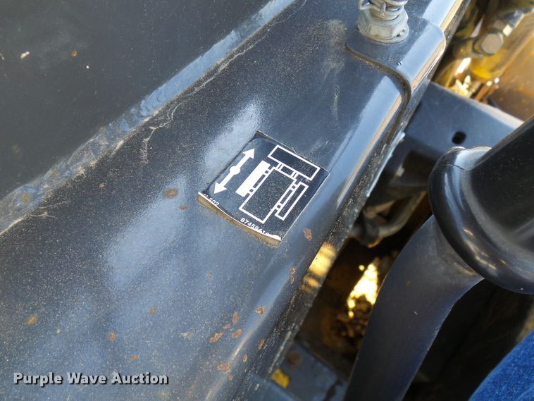 image for item DC2887 2005 New Holland LT185B  tracked skid steer loader