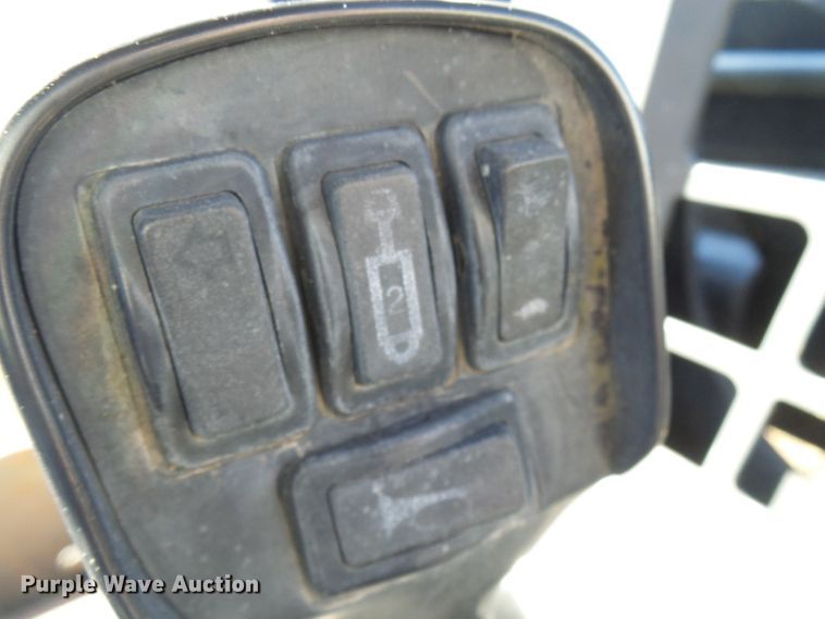 image for item DC2887 2005 New Holland LT185B  tracked skid steer loader