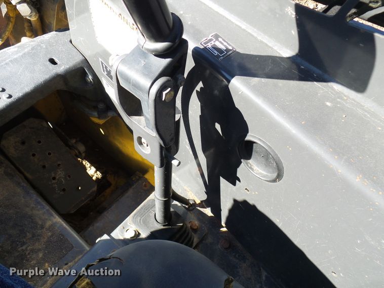 image for item DC2887 2005 New Holland LT185B  tracked skid steer loader