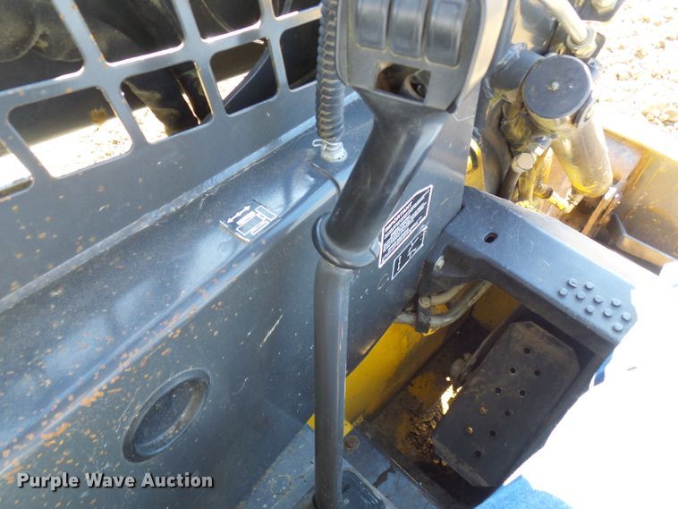 image for item DC2887 2005 New Holland LT185B  tracked skid steer loader