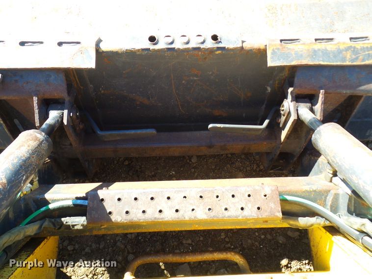 image for item DC2887 2005 New Holland LT185B  tracked skid steer loader