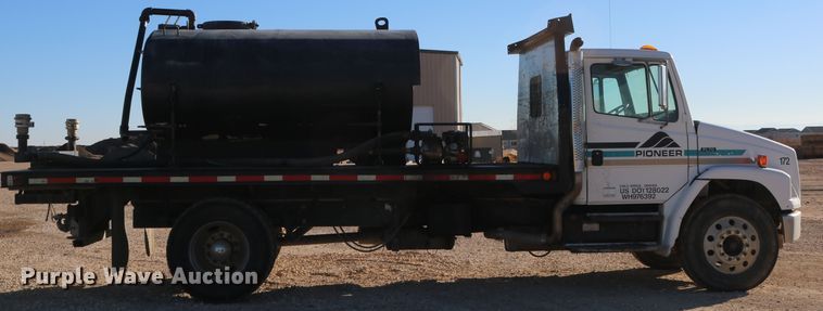 image for item DD6156 1998 Freightliner FL70  flatbed truck