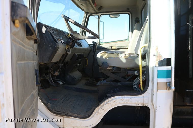 image for item DD6156 1998 Freightliner FL70  flatbed truck
