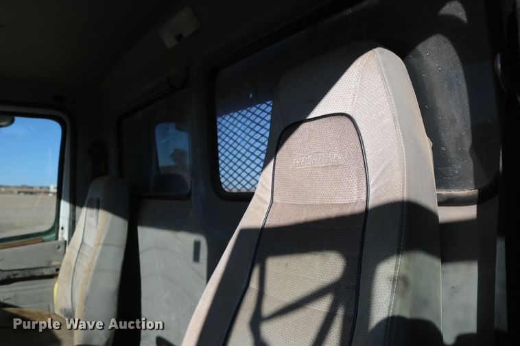 image for item DD6156 1998 Freightliner FL70  flatbed truck