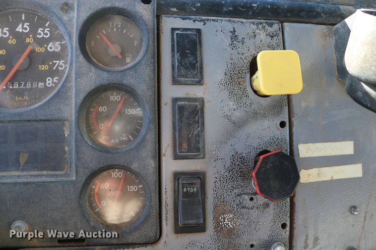 image for item DD6156 1998 Freightliner FL70  flatbed truck