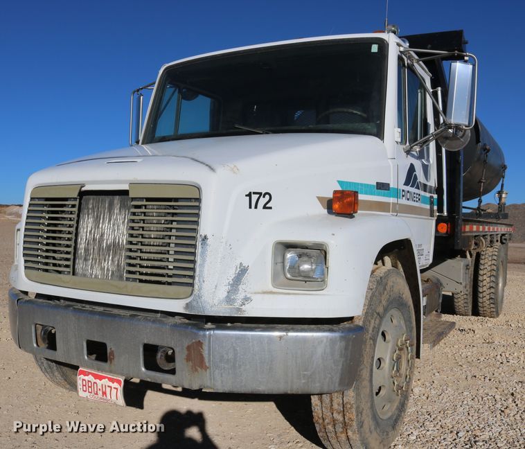 image for item DD6156 1998 Freightliner FL70  flatbed truck