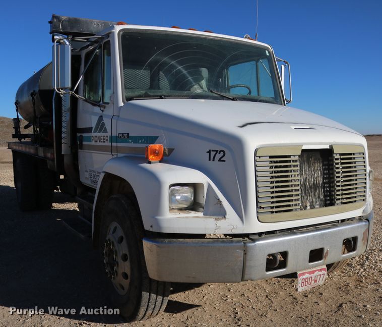 image for item DD6156 1998 Freightliner FL70  flatbed truck