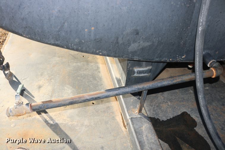 image for item DD6156 1998 Freightliner FL70  flatbed truck