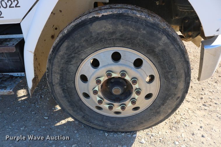 image for item DD6156 1998 Freightliner FL70  flatbed truck