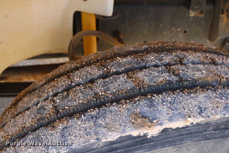 image for item DD6156 1998 Freightliner FL70  flatbed truck