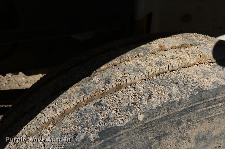 image for item DD6156 1998 Freightliner FL70  flatbed truck