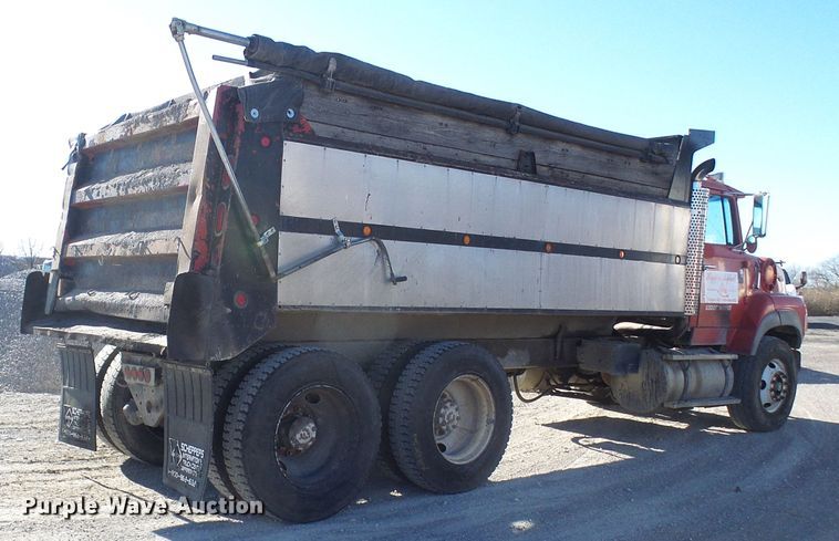 image for item DG2122 1990 Ford LT9000 dump truck