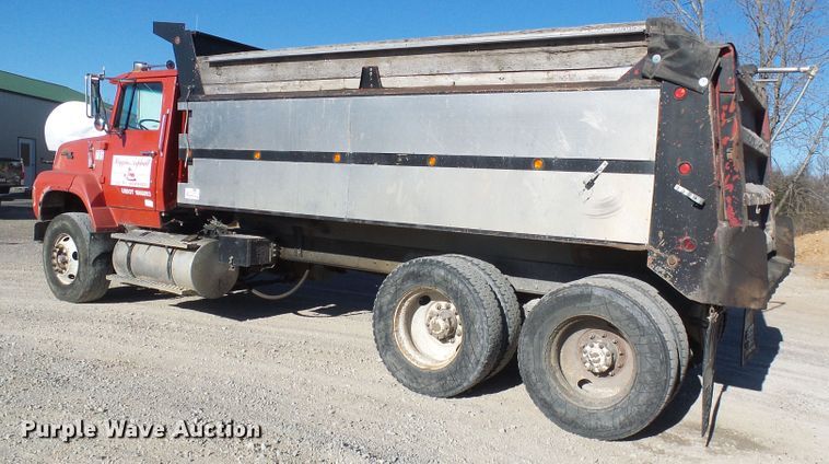 image for item DG2122 1990 Ford LT9000 dump truck