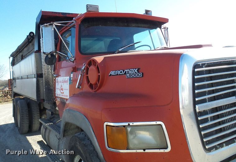 image for item DG2122 1990 Ford LT9000 dump truck