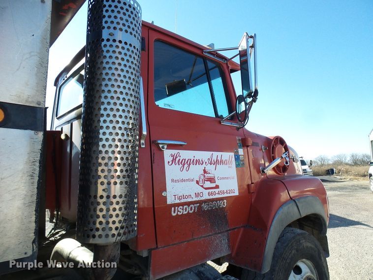 image for item DG2122 1990 Ford LT9000 dump truck