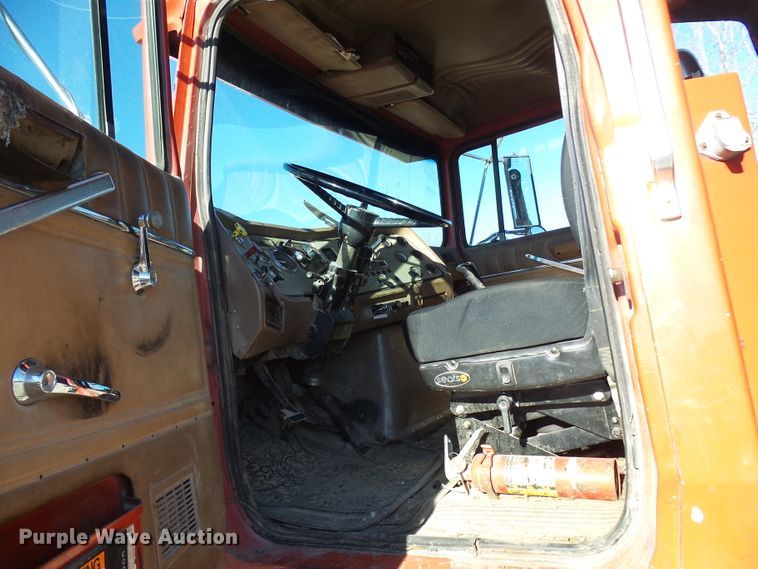 image for item DG2122 1990 Ford LT9000 dump truck