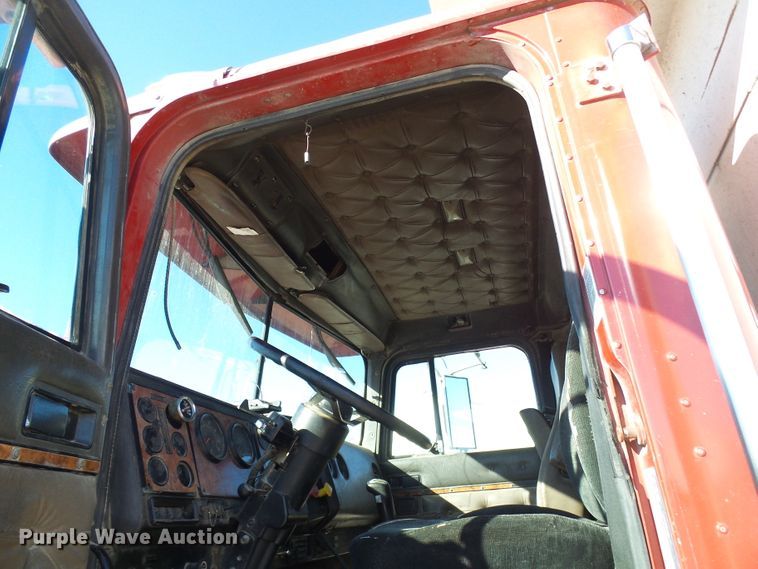 image for item DG2123 1993 International 9200  dump truck