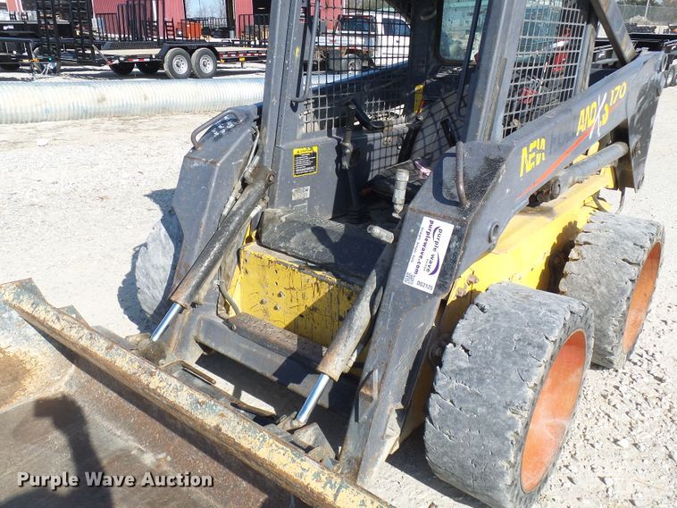 image for item DG2125 2000 New Holland LS170  skid steer loader