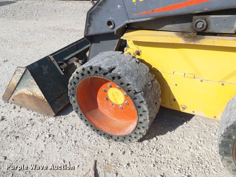 image for item DG2125 2000 New Holland LS170  skid steer loader