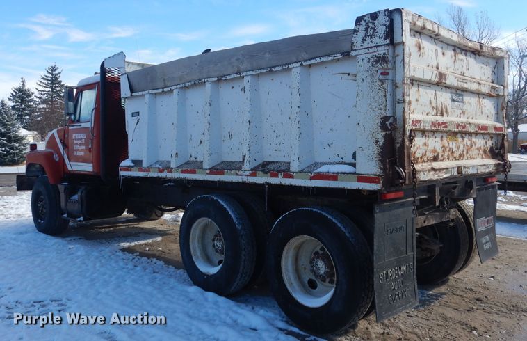 image for item DG4656 1981 International F2574  dump truck