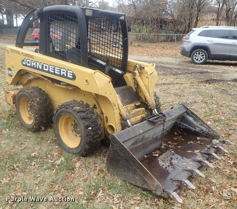 image for item DI7308 1999 John Deere 240  skid steer loader