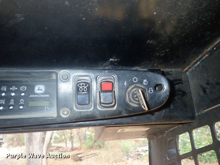 image for item DI7308 1999 John Deere 240  skid steer loader